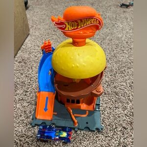 EUC Hot Wheels City Burger Drive thru Playset - 1:64